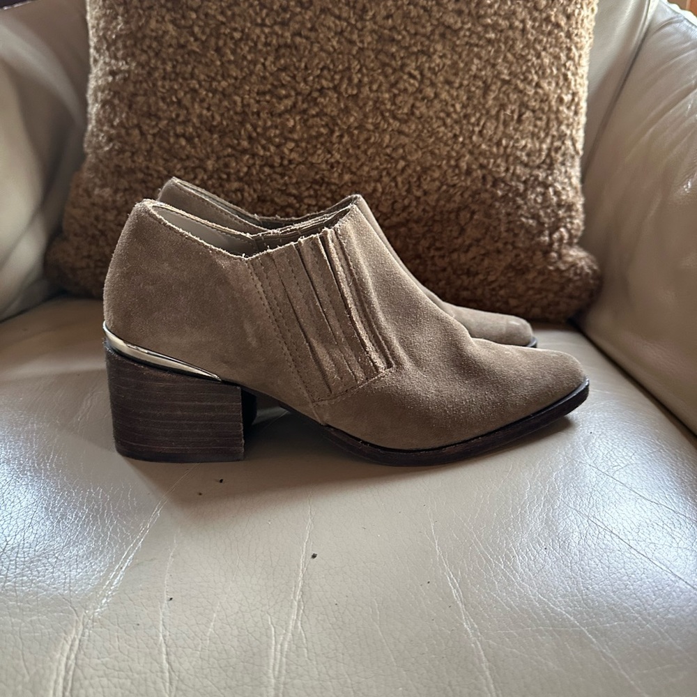Steve Madden Korral Tan Taupe Suede Slip On Western Ankle Booties Boots NWOB 7